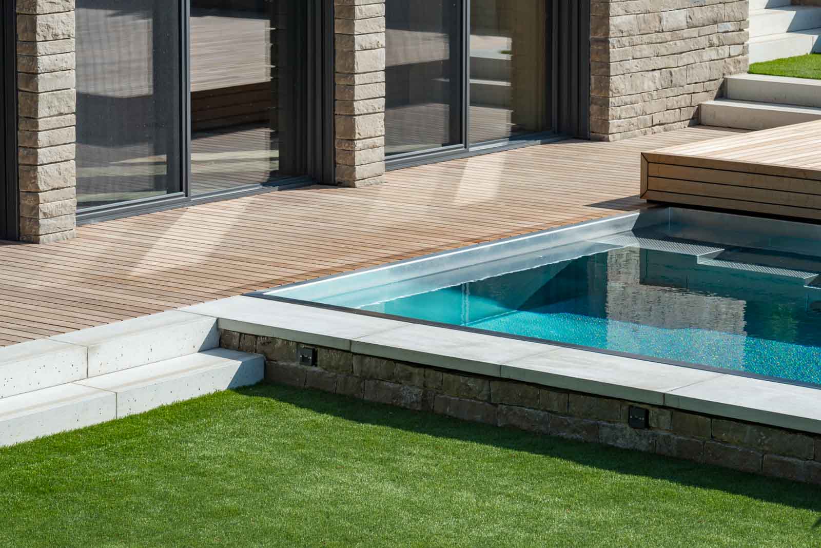 Der Patio-Pool Becken, Detail, Holzdeck, Rasen, Terrasse