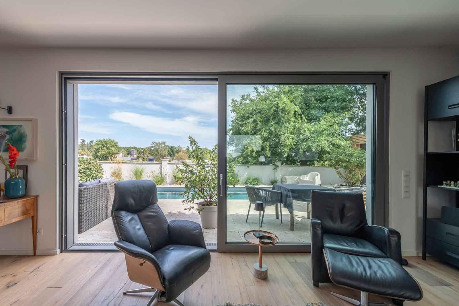 Pool mit Sauna-Kubus Fliessend, Garten, Wohnzimmer