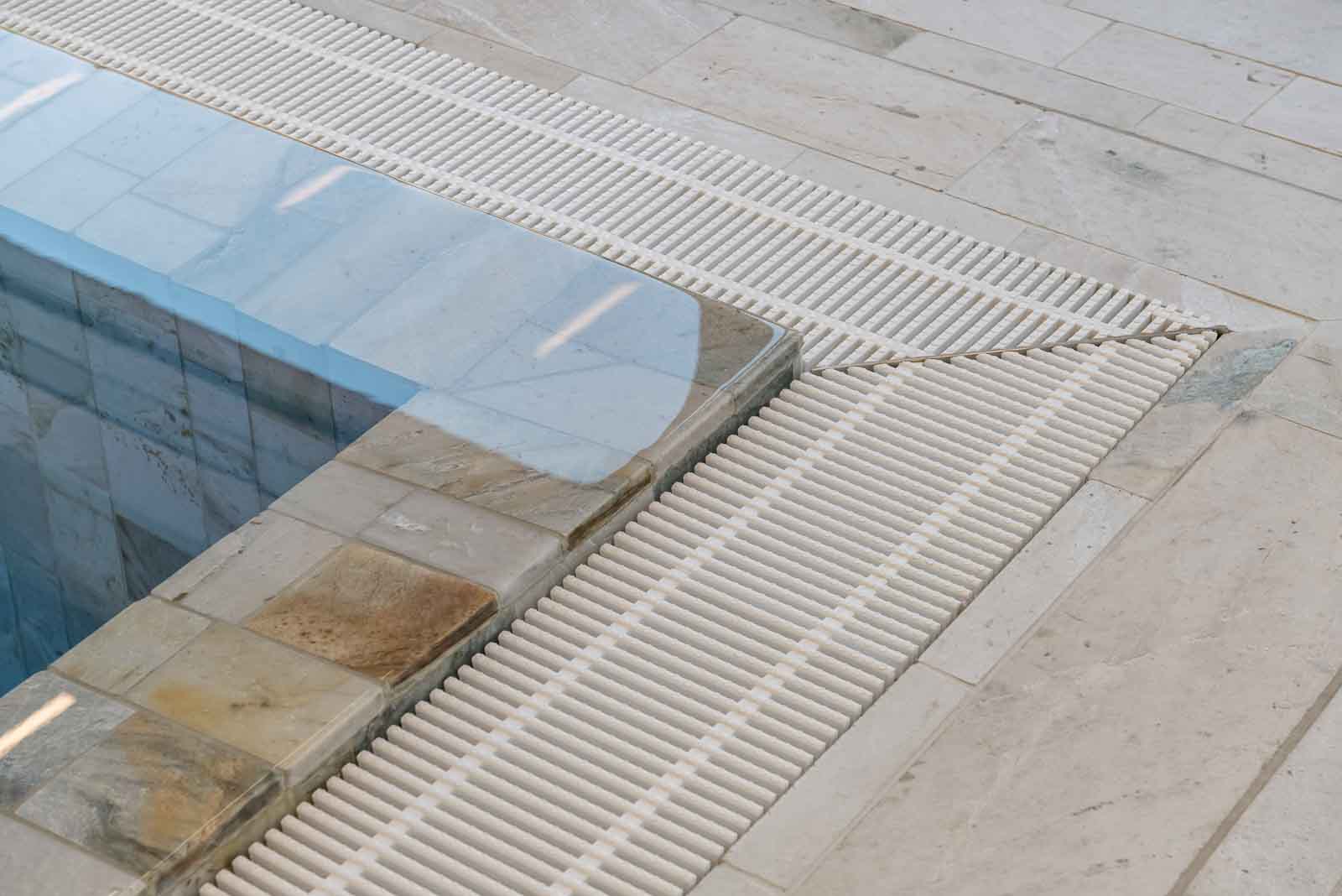 Academy-Pool Eckdetail, Kunststoffrost, Ueberlaufbecken